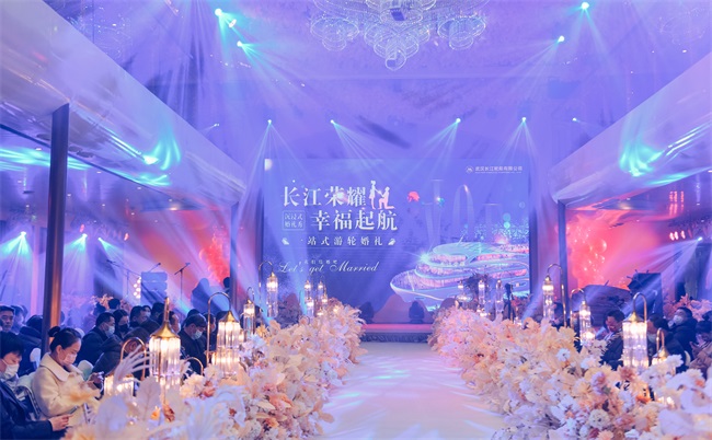 船于江中行，人在畫中游，是沉浸式郵輪婚禮給的浪漫